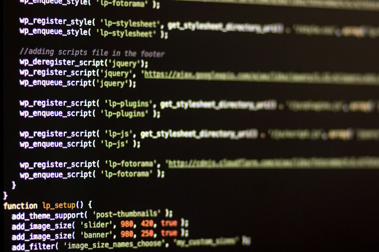Schermata del computer che mostra codice di sviluppo web con evidenziazione della sintassi.