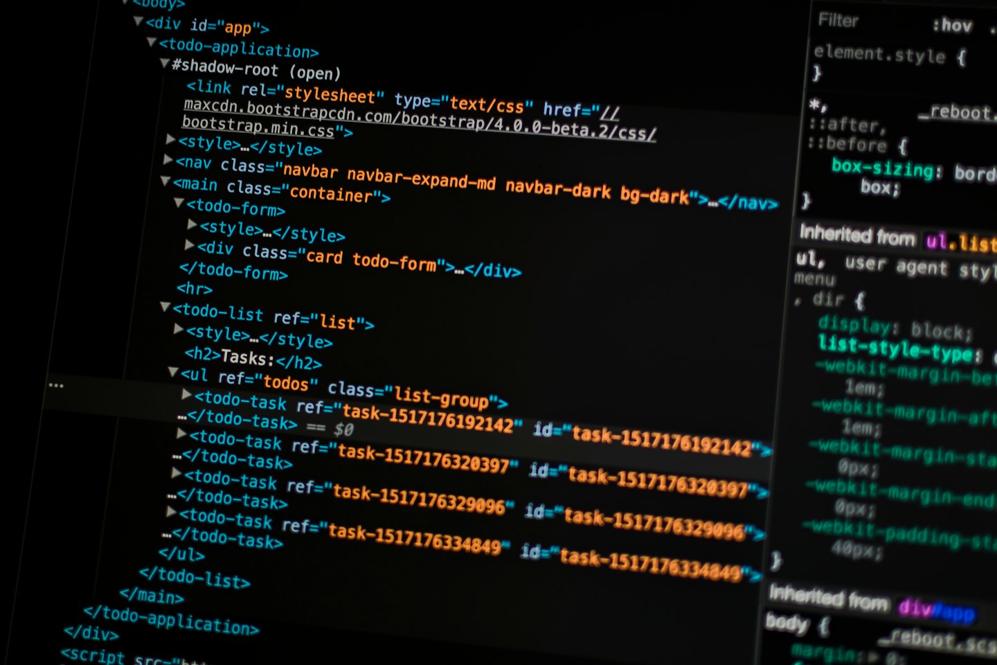 Schermo del computer che mostra codice di sviluppo web e stile.